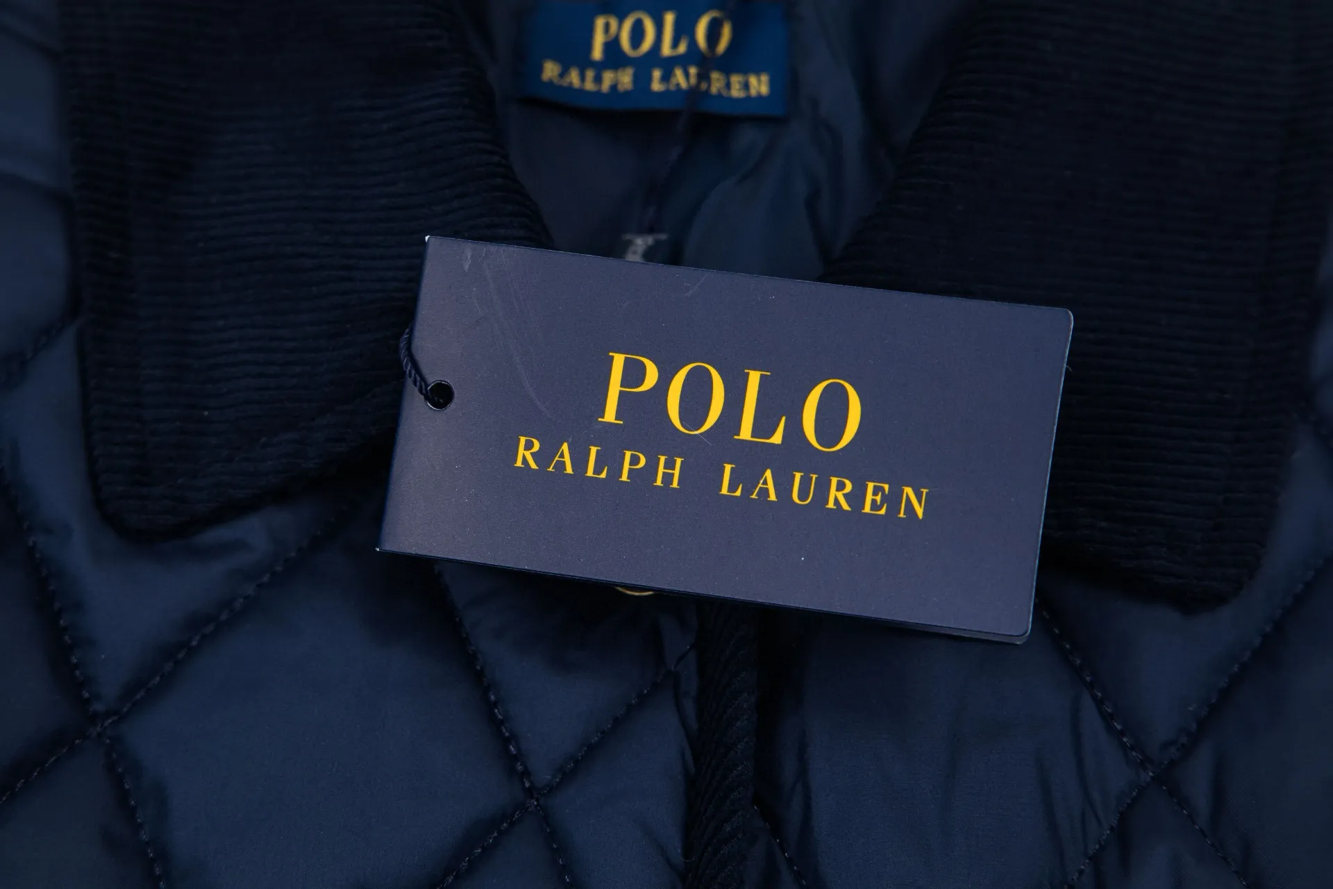 P330 Model No.: G130 Ralph Lauren New Ralph Lauren chest logo embroidery diamond plaid lapel corduroy cotton jacket 1️⃣Selected high-quality high-elastic cotton, perfect control of workmanship details, exquisite small logo embroidery on the chest, corduroy color-blocked lapels, pocket design full of details, highlighting personality! The version is simple but not simple! 3️⃣It is very youthful and energetic, and can be easily worn by both men and women. It is very in line with the fashion aesthetic concepts of today's young people! 4️⃣A full set of customized accessories, complete with three standards, same style for men and women, a must-have for couples! Color: black, navy blue, apricot Size: S, M, L, XL